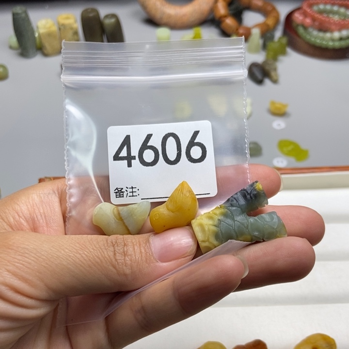 轻***萤未镶嵌蛇纹石玉颈饰