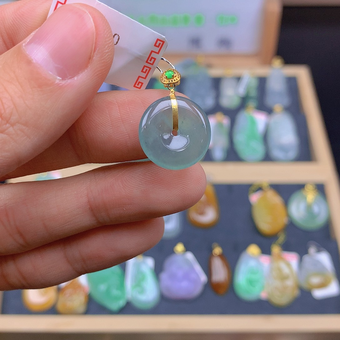 翡翠颈饰18K金镶嵌翡翠