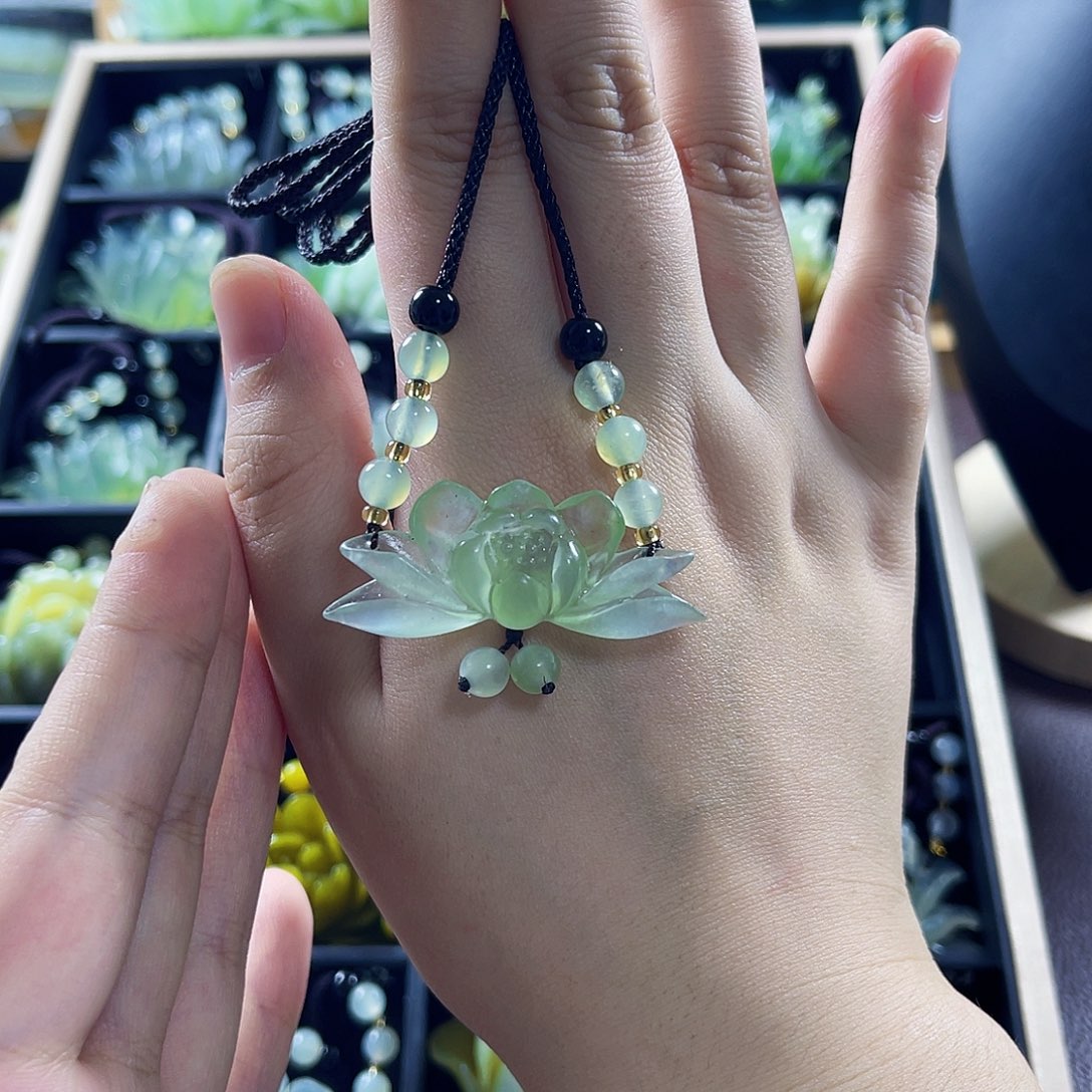 蛇纹石玉颈饰合金