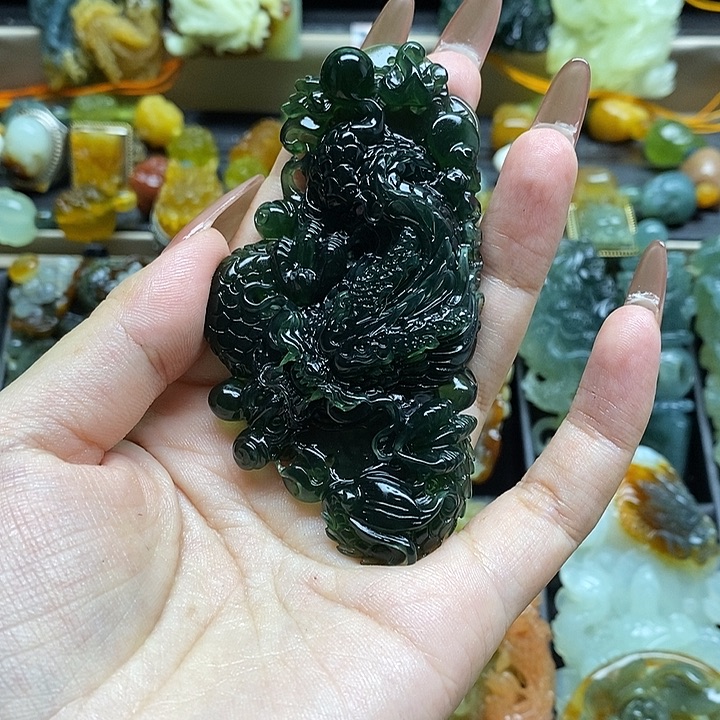 蛇纹石玉颈饰未镶嵌随****界