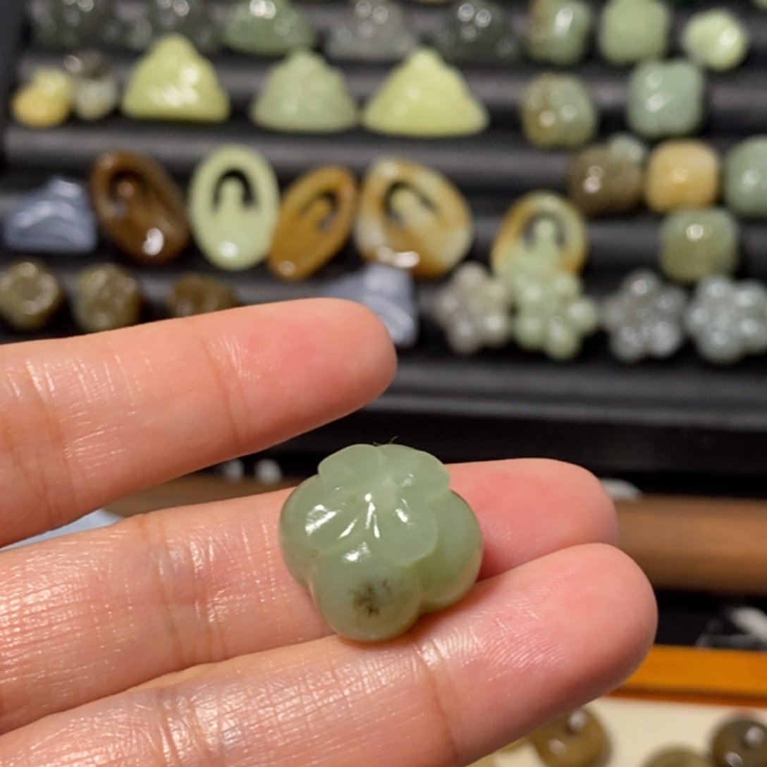 和田玉未镶嵌手链瑕疵品有棉水草