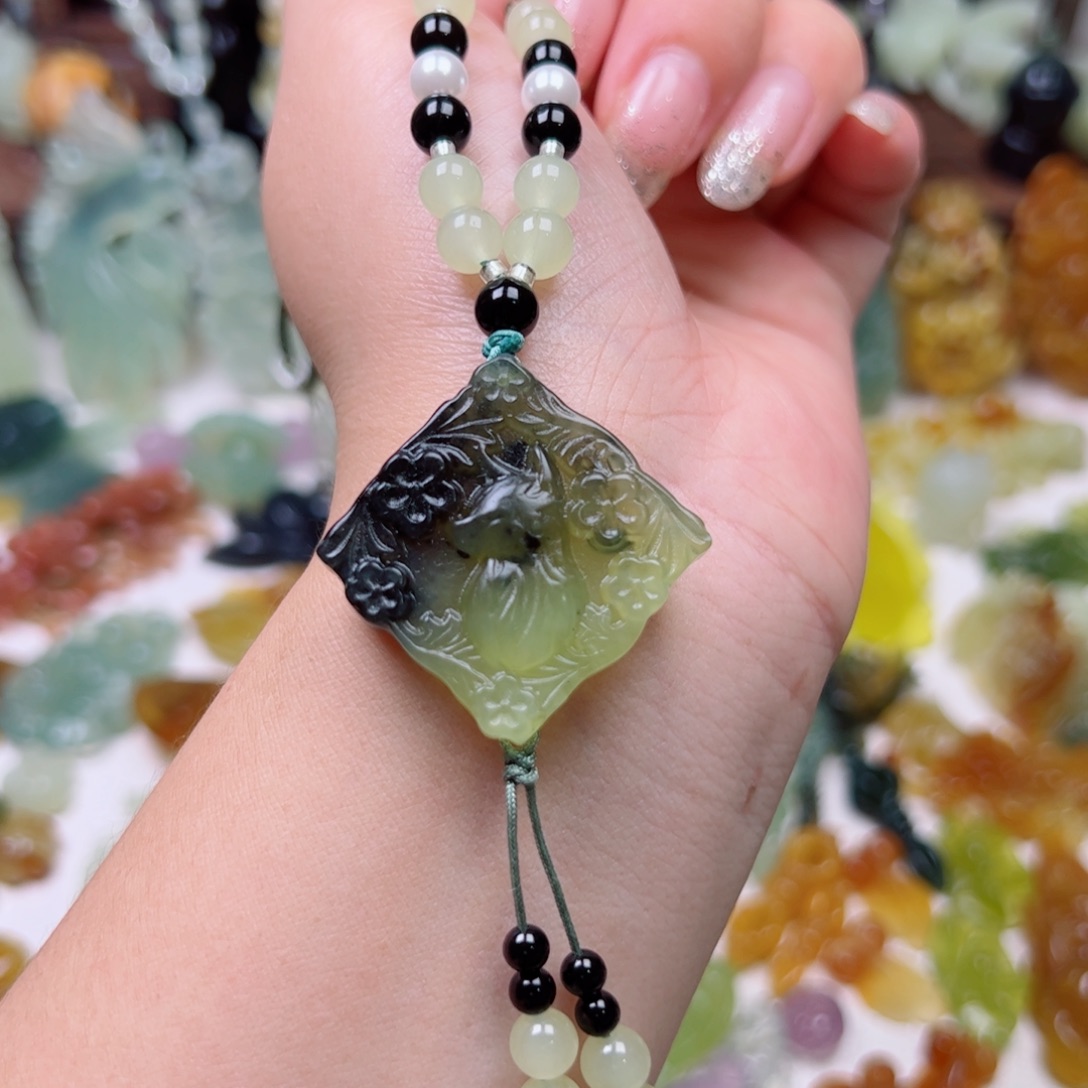 蛇纹石玉未镶嵌颈饰