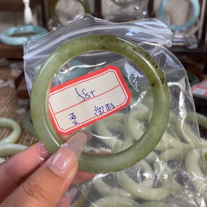 岫玉未镶嵌手镯微瑕