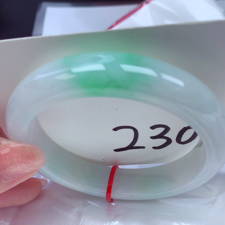 翡翠手镯未镶嵌翡翠