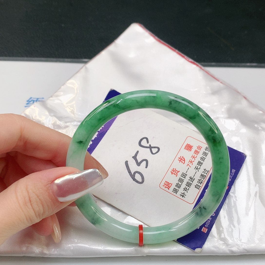 翡翠手镯未镶嵌翡翠手镯