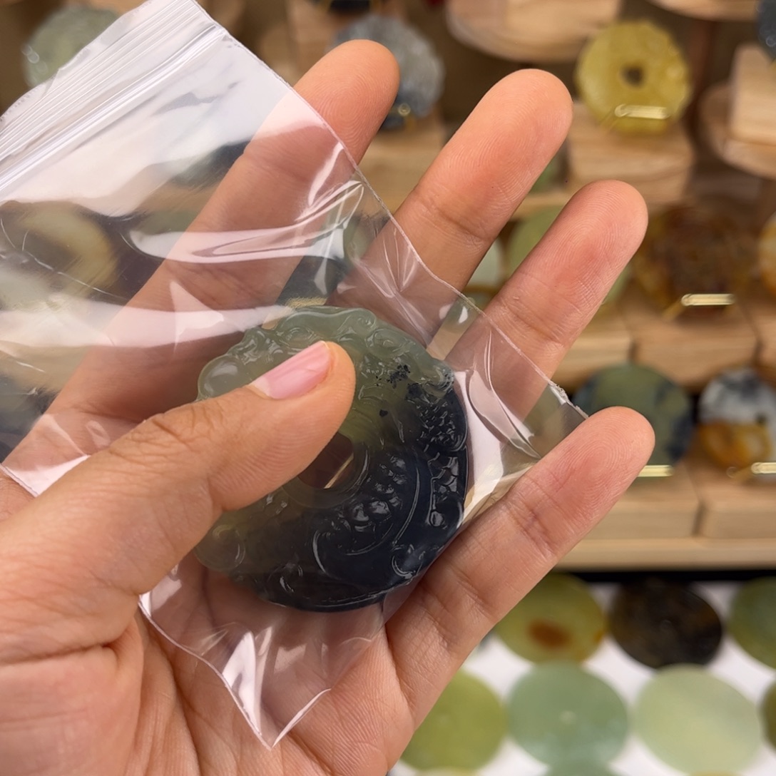 火***子蛇纹石玉未镶嵌颈饰