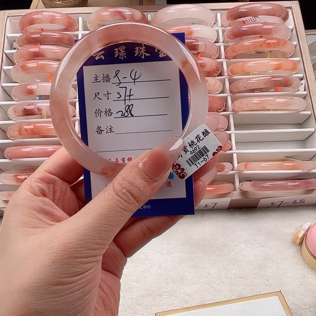 未镶嵌手镯石英质玉