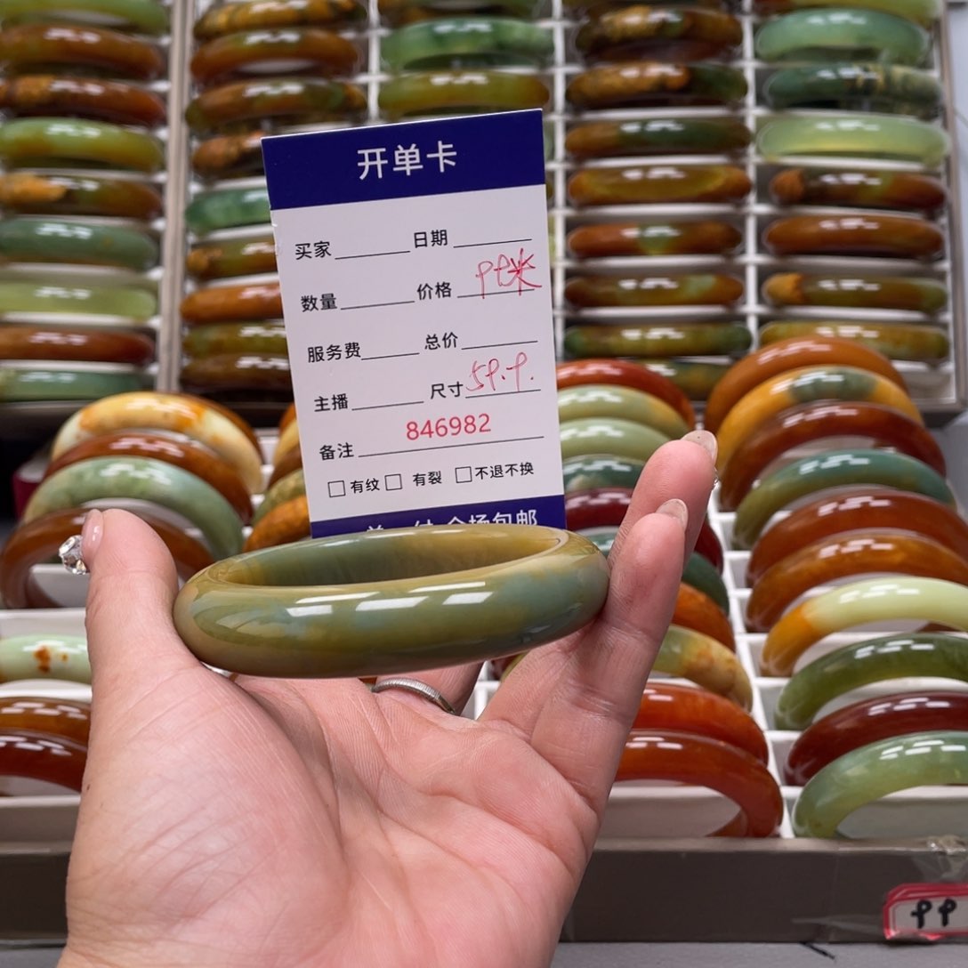 蛇纹石玉手镯未镶嵌杨*球