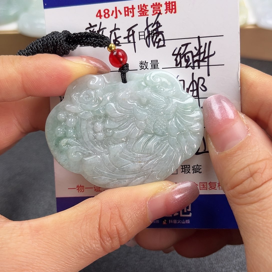 翡翠未镶嵌颈饰    