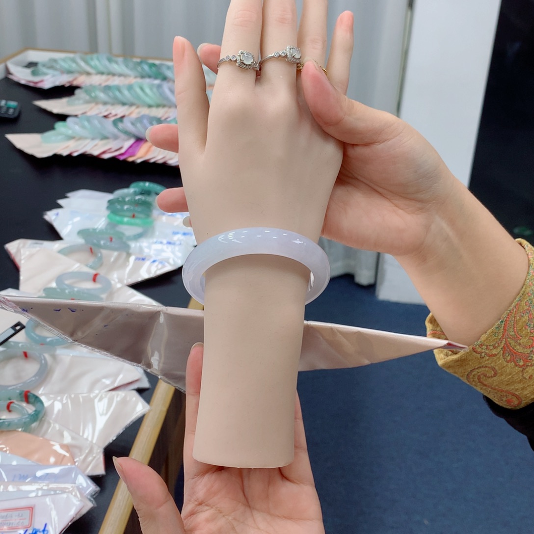 翡翠未镶嵌手镯48小时