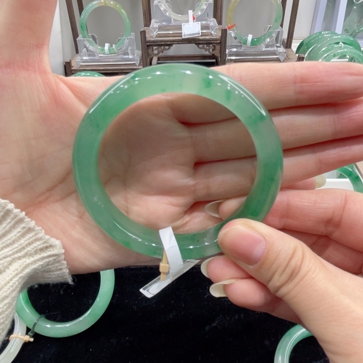 未镶嵌手镯石英质玉（非洲翠）