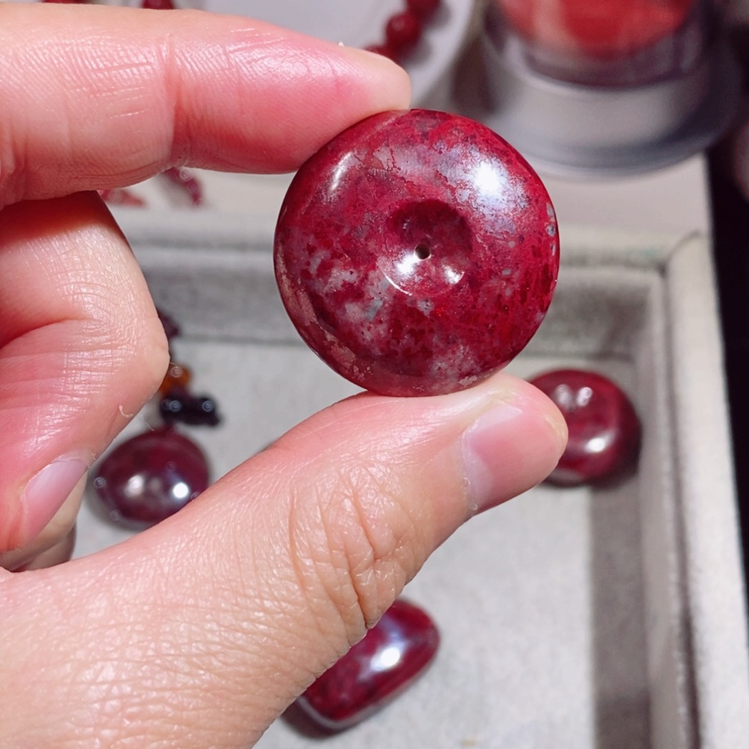 天然辰砂壳****)原矿平安扣