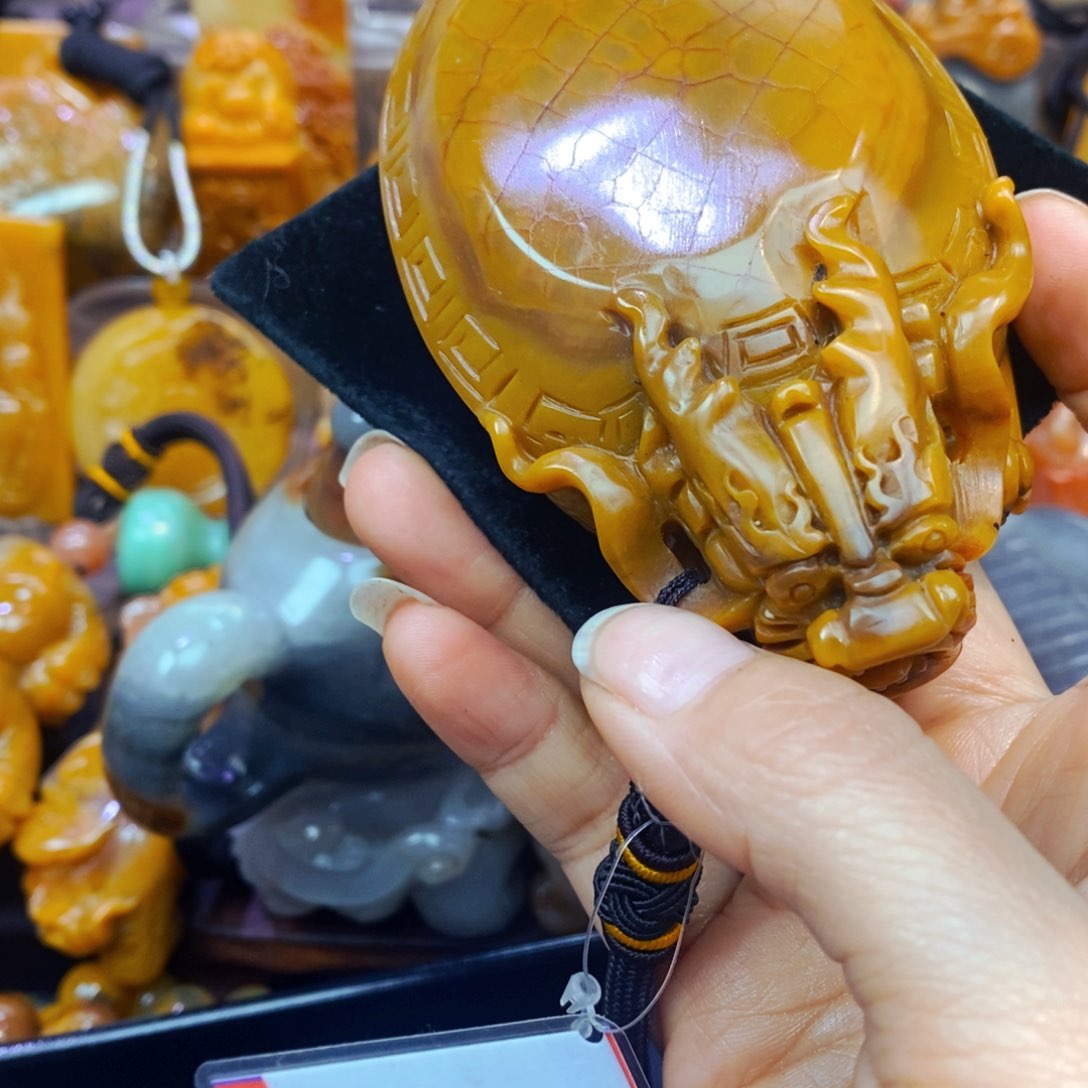 未镶嵌石英质玉（黄龙玉）颈饰