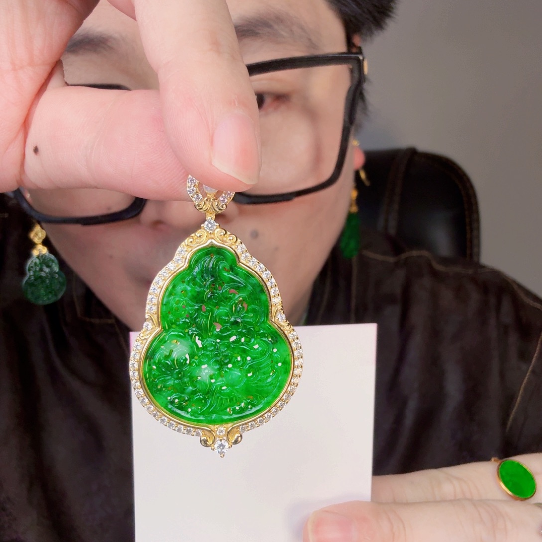 翡翠未镶嵌颈饰一件