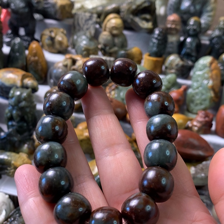 未镶嵌岫岩河磨玉（透闪石质玉）把件