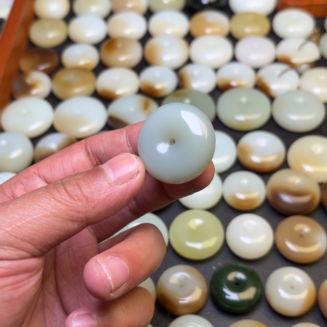 云***亮和田玉未镶嵌颈饰