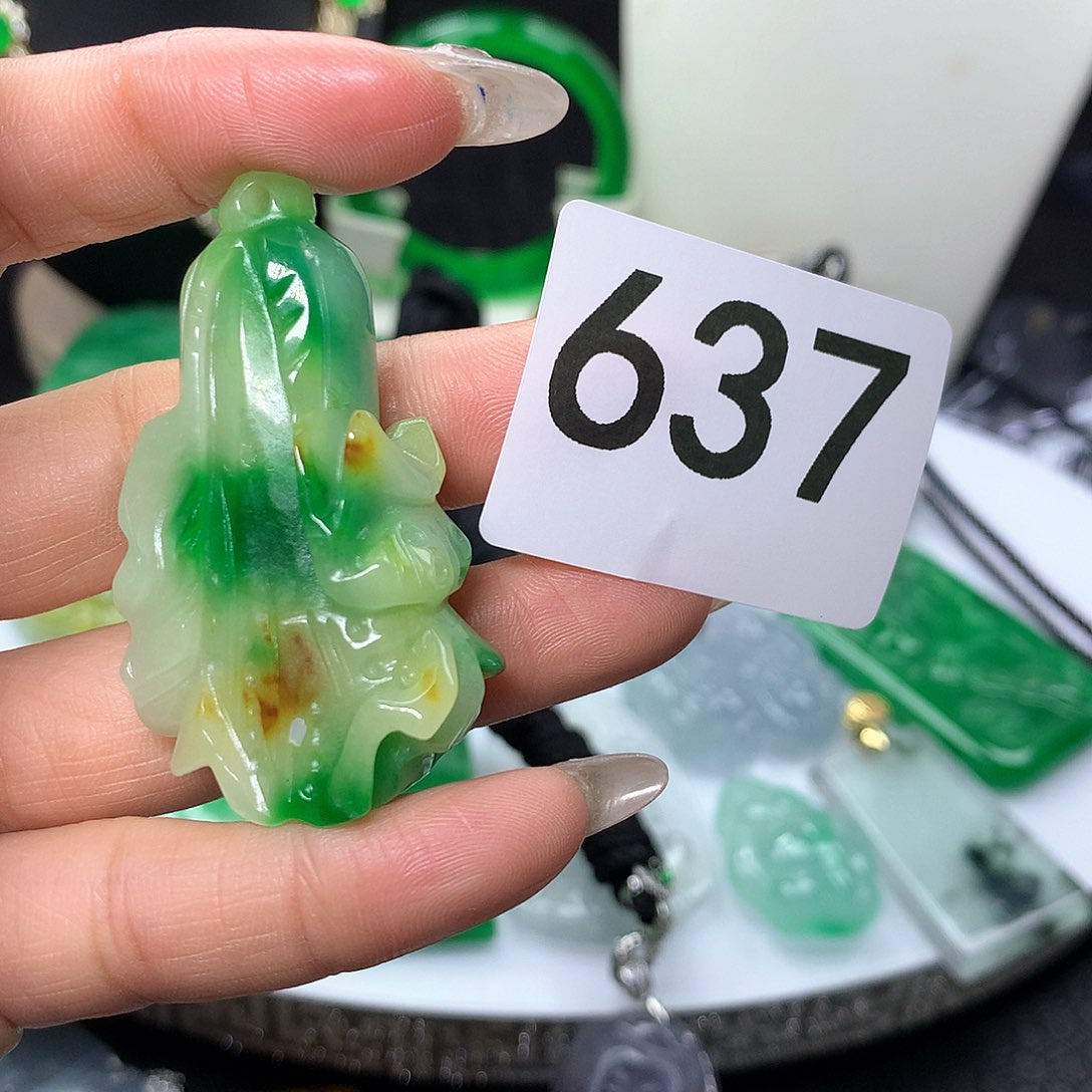 翡翠吊坠(赠链)未镶嵌