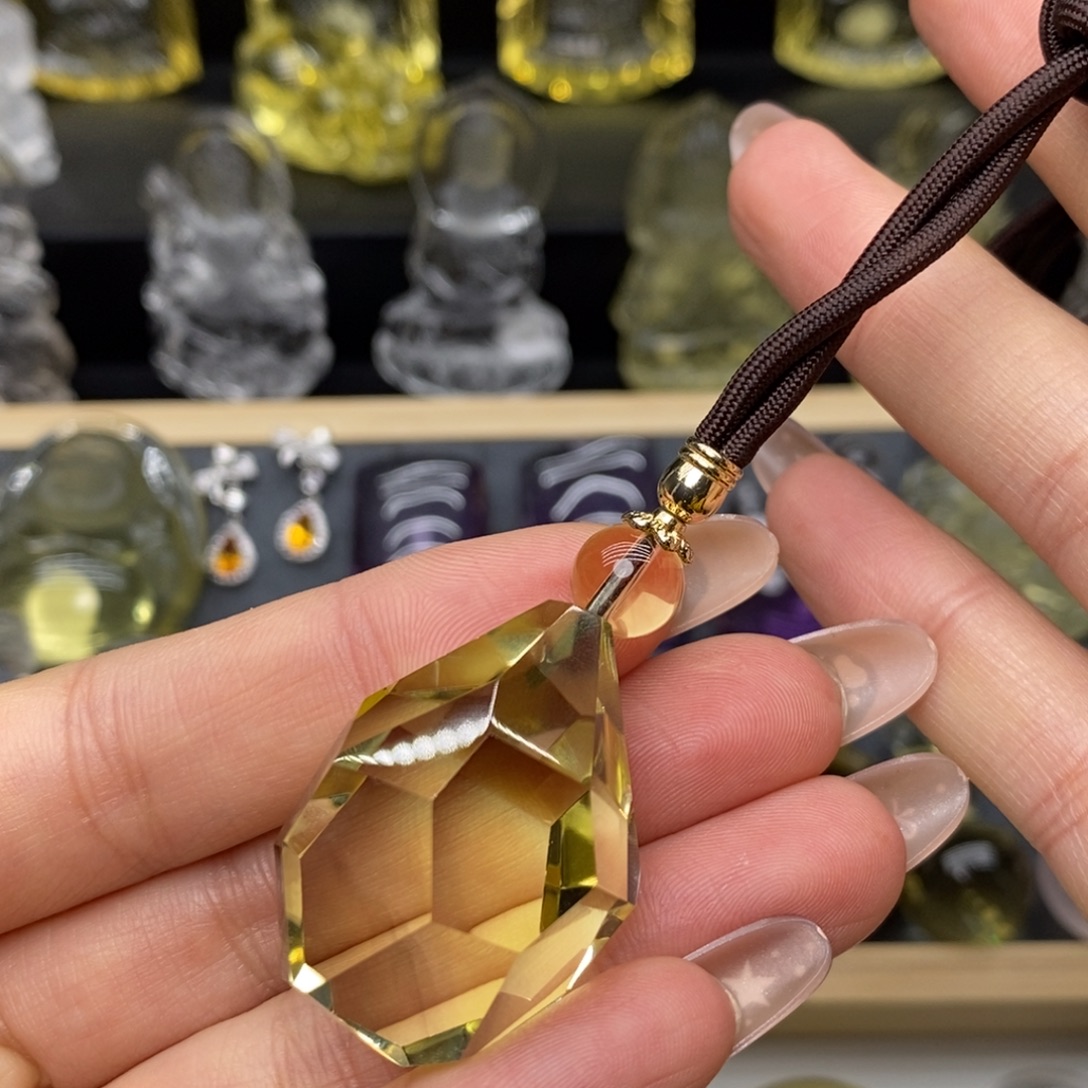 颈饰水晶未镶嵌黄水吊坠