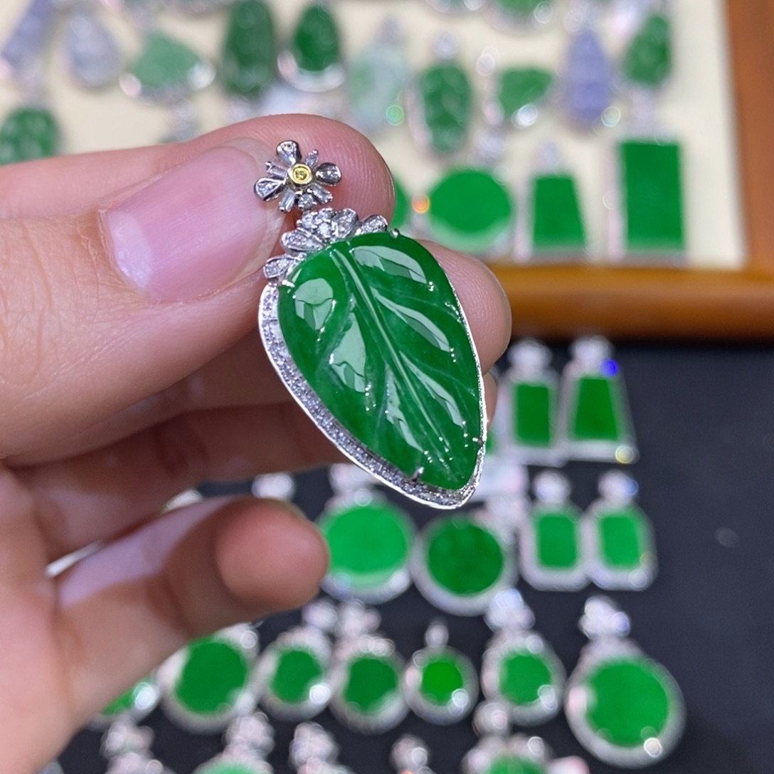 翡翠吊坠(不含链)18K金镶嵌清货价有纹裂不介意可以拍～