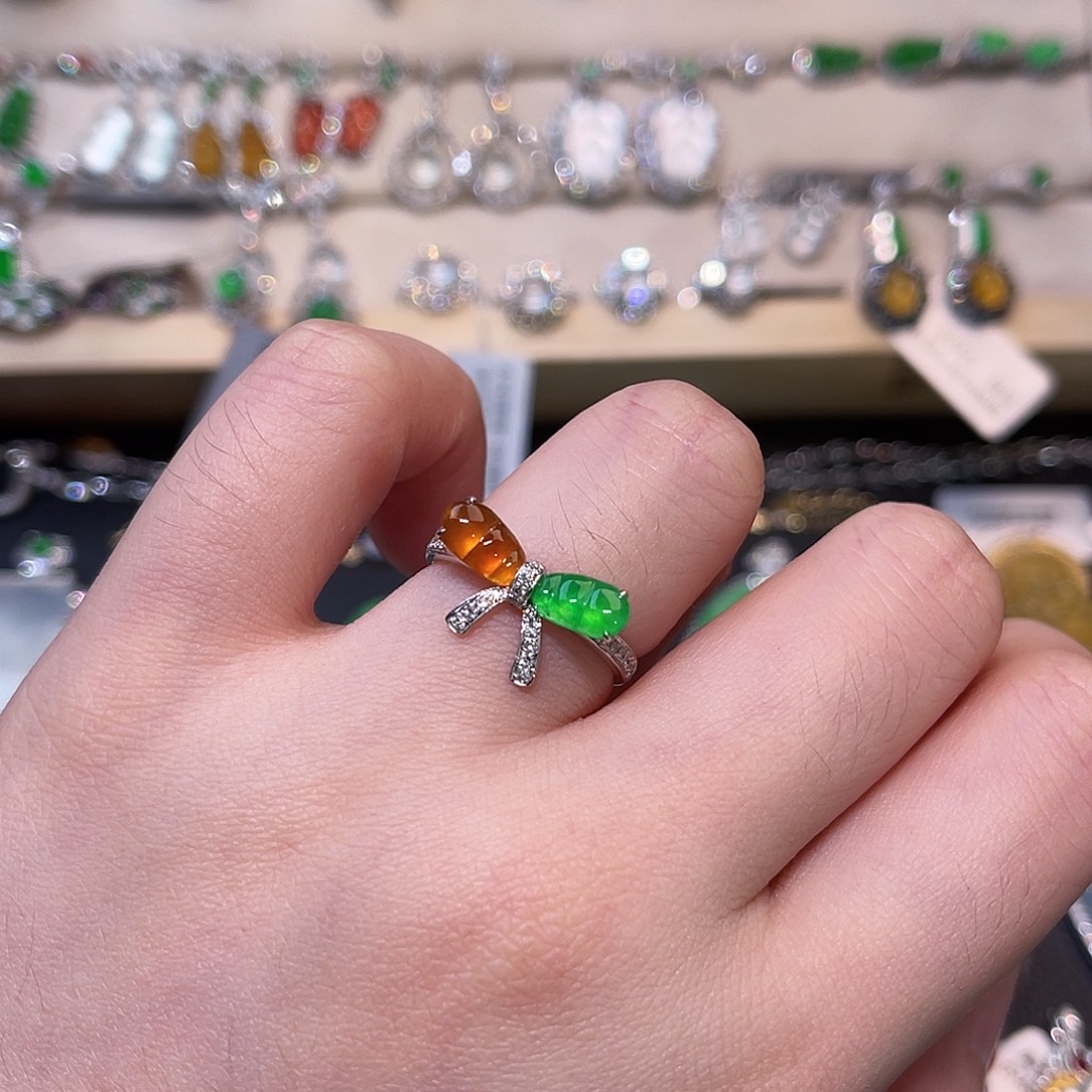 翡翠18K金镶嵌戒指豆子