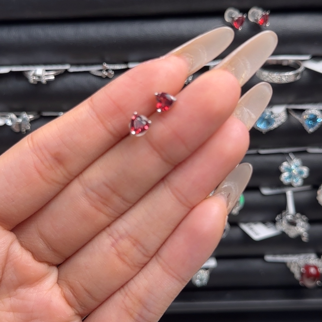 银S925镶嵌耳饰石榴石爱心款