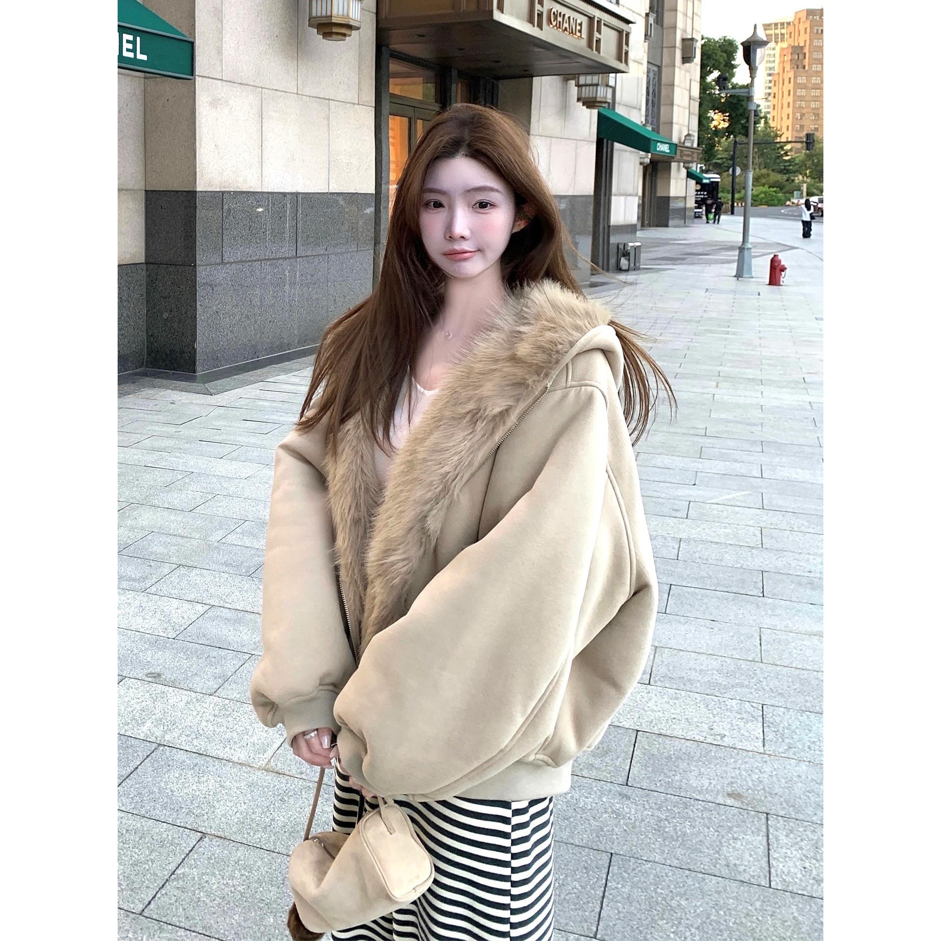 两面穿羔毛外套女冬2025新款美式覆古皮毛一体连帽毛毛短外套上衣