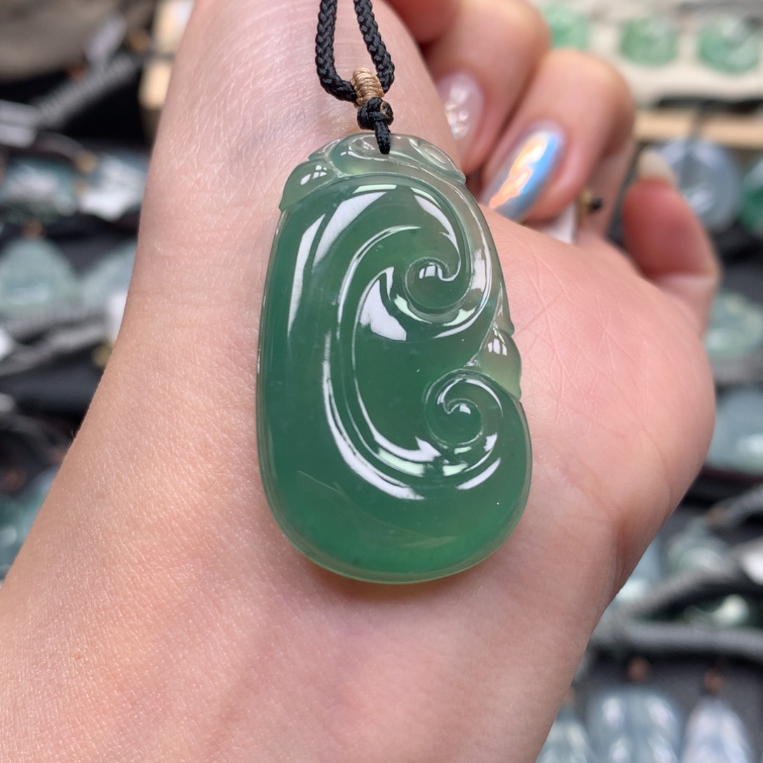 翡翠颈饰未镶嵌如意