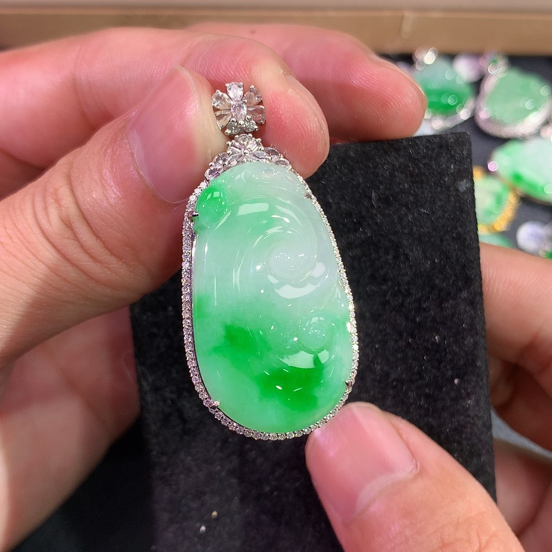 翡翠吊坠(赠链)18K金镶嵌