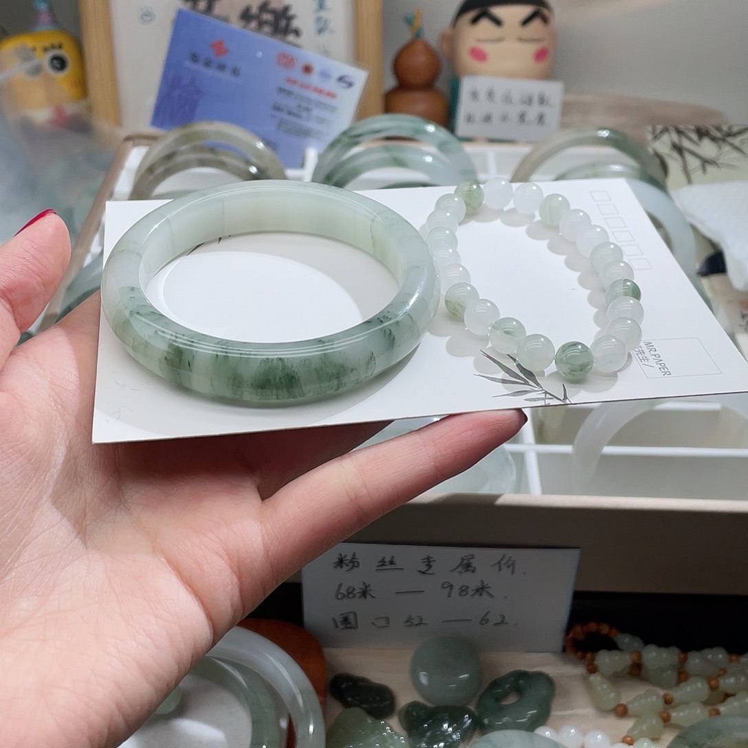 与***.石英质玉（天山翠）未镶嵌手镯60圈口