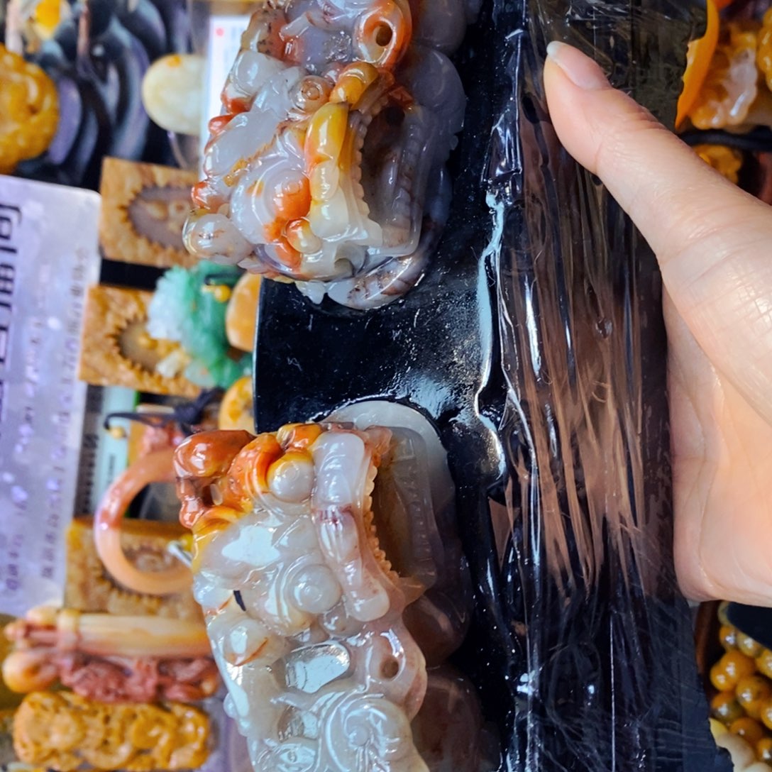 未镶嵌石英质玉（黄龙玉）颈饰