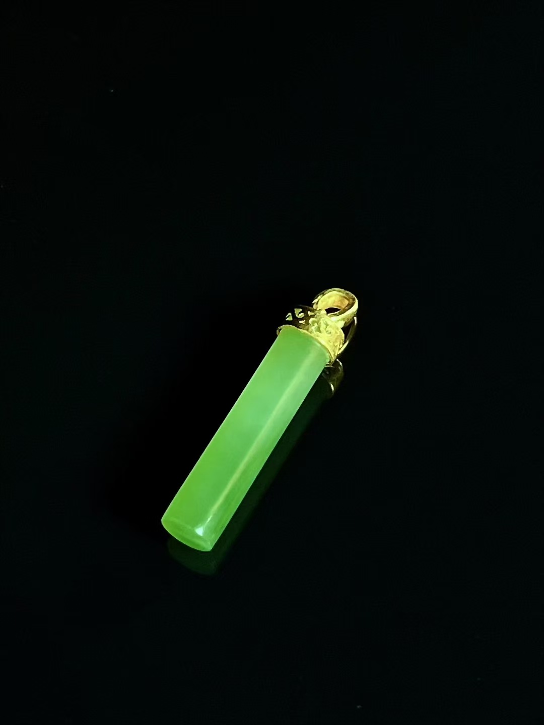 足金镶嵌，冰底老料苹果绿圆柱，品相完美