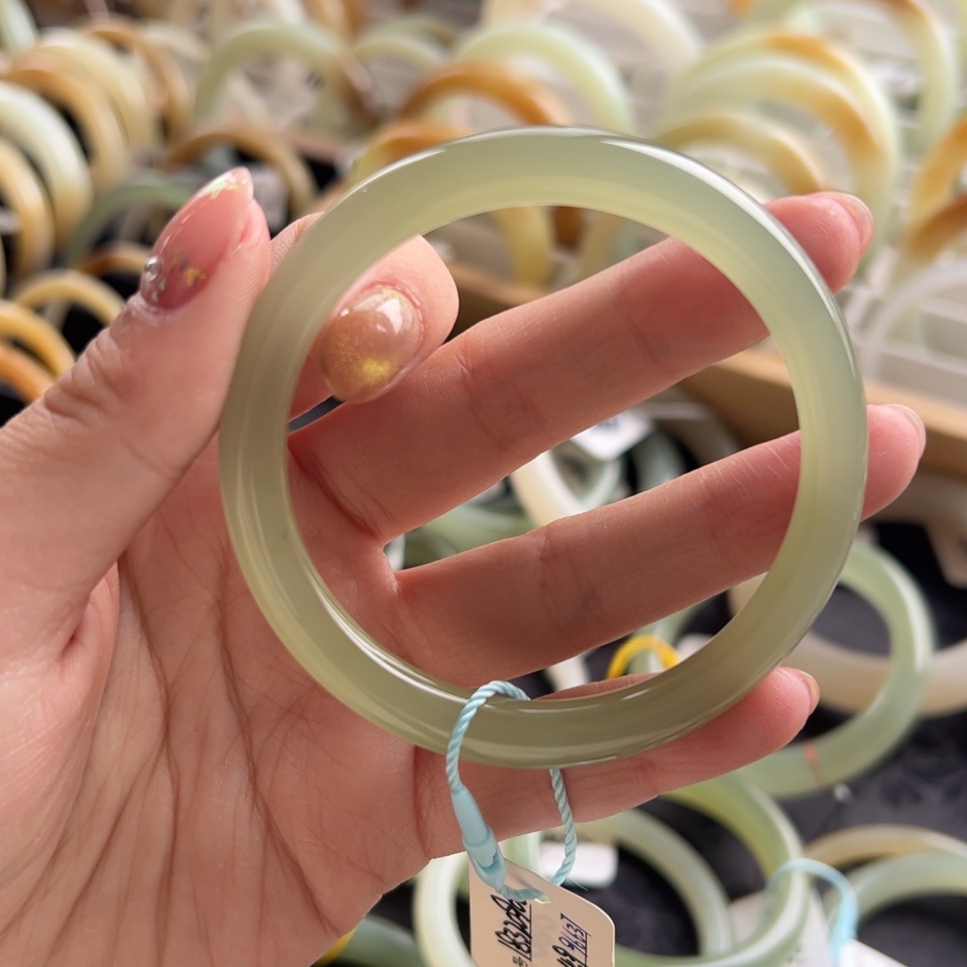 和田玉手镯未镶嵌玥****?有纹