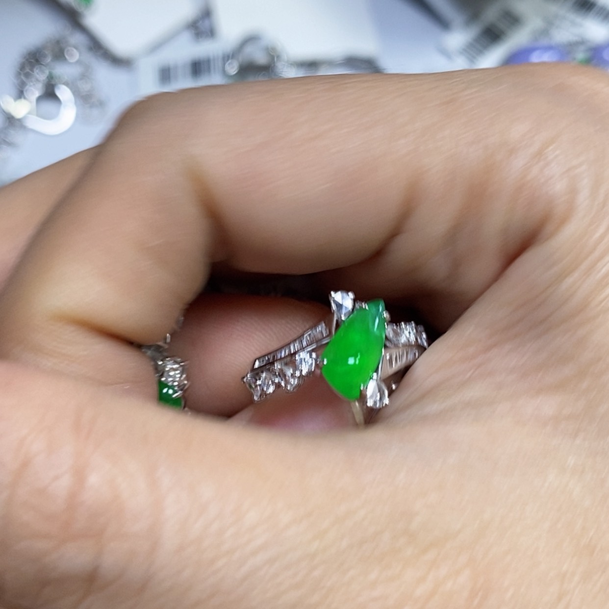 【闪购商品】颈饰18K金镶嵌翡翠绵*糖戒指