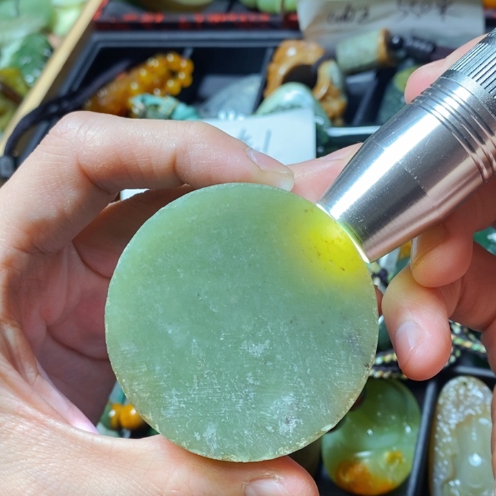 透闪石质玉颈饰未镶嵌