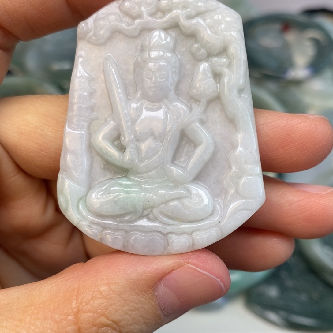 翡翠颈饰未镶嵌虚空