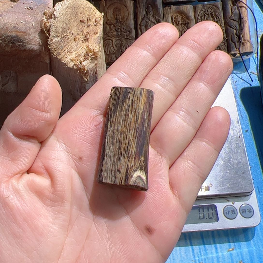 沉香吊坠紫棋素牌6.克