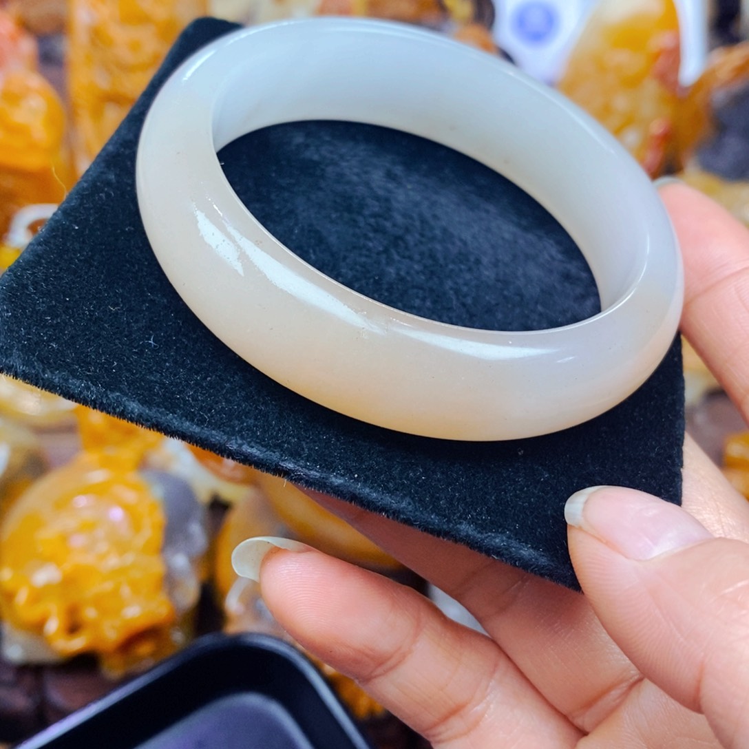 未镶嵌石英质玉（黄龙玉）颈饰