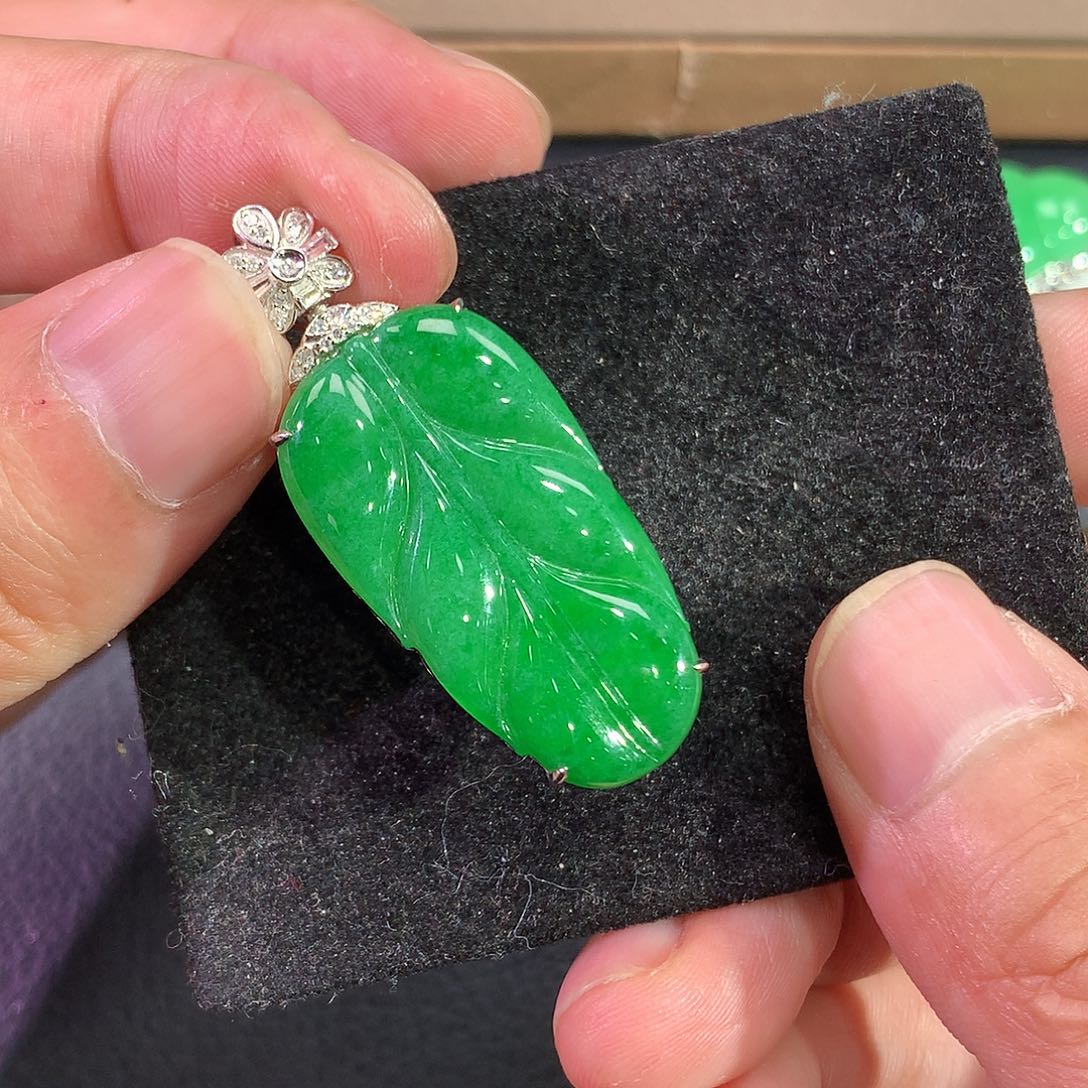 翡翠吊坠(赠链)18K金镶嵌