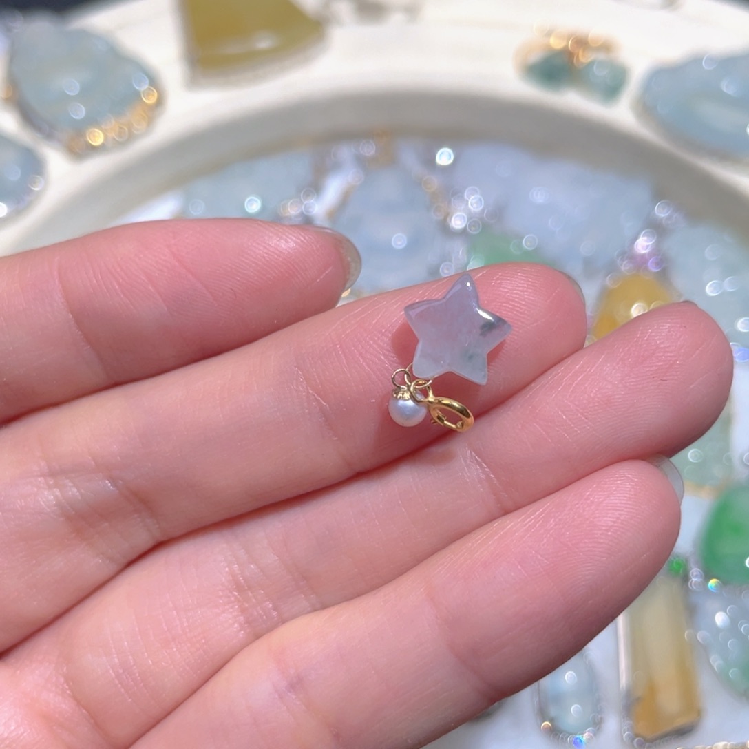 翡翠颈饰18K金镶嵌翡翠