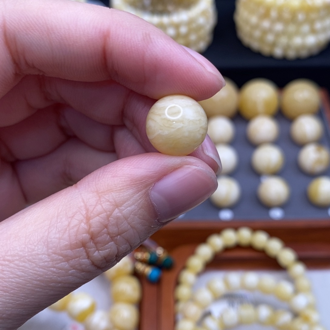 蜜蜡未镶嵌珠宝奇石