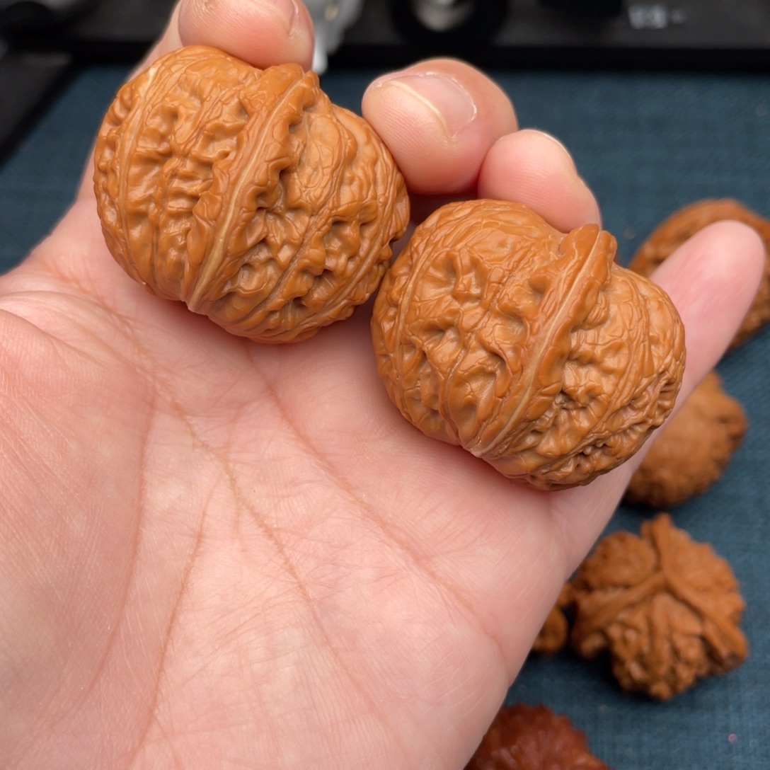 文玩核桃把件全品满肉红皮元宝40