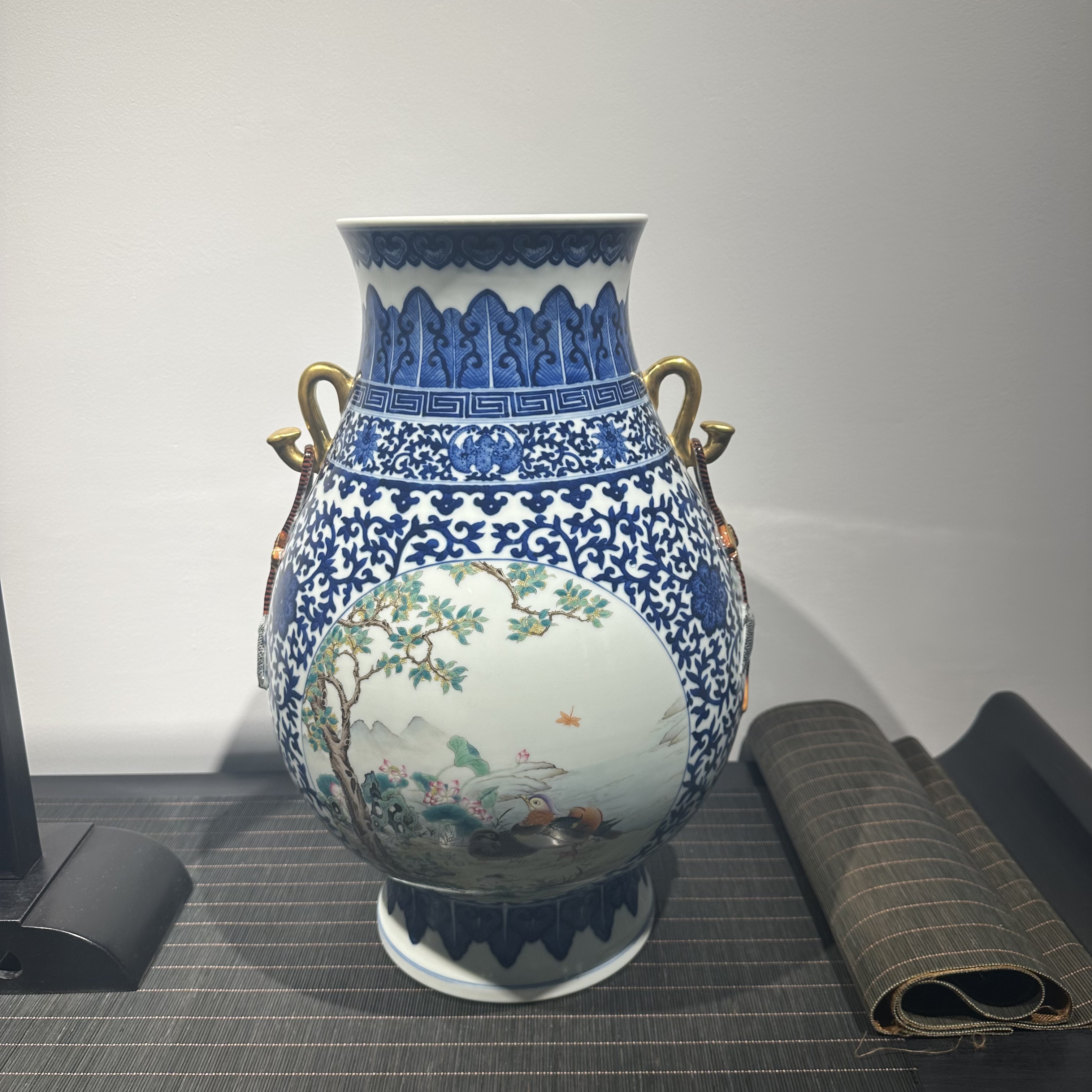 斗彩女将军涂杏花青花缠枝斗彩鸳鸯福桶