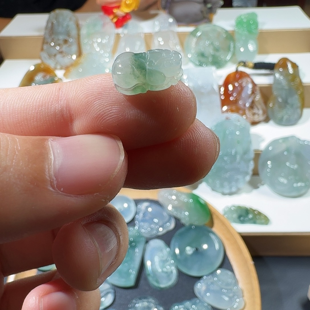 翡翠未镶嵌挂件貔貅