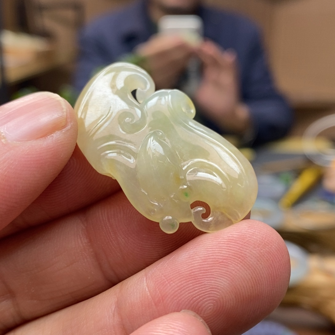 翡翠颈饰未镶嵌木****盒挂件