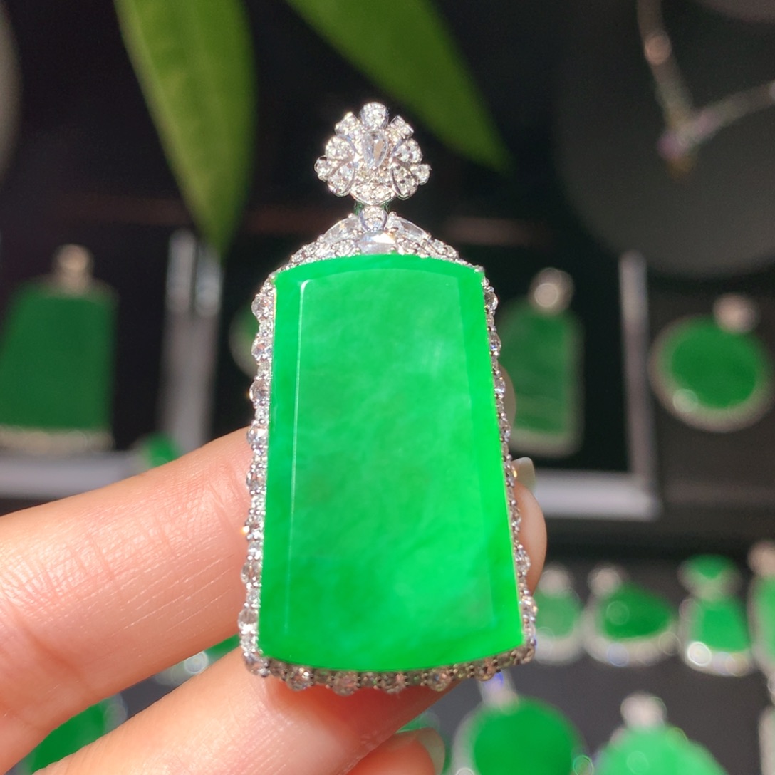 翡翠颈饰18K金镶嵌翡翠