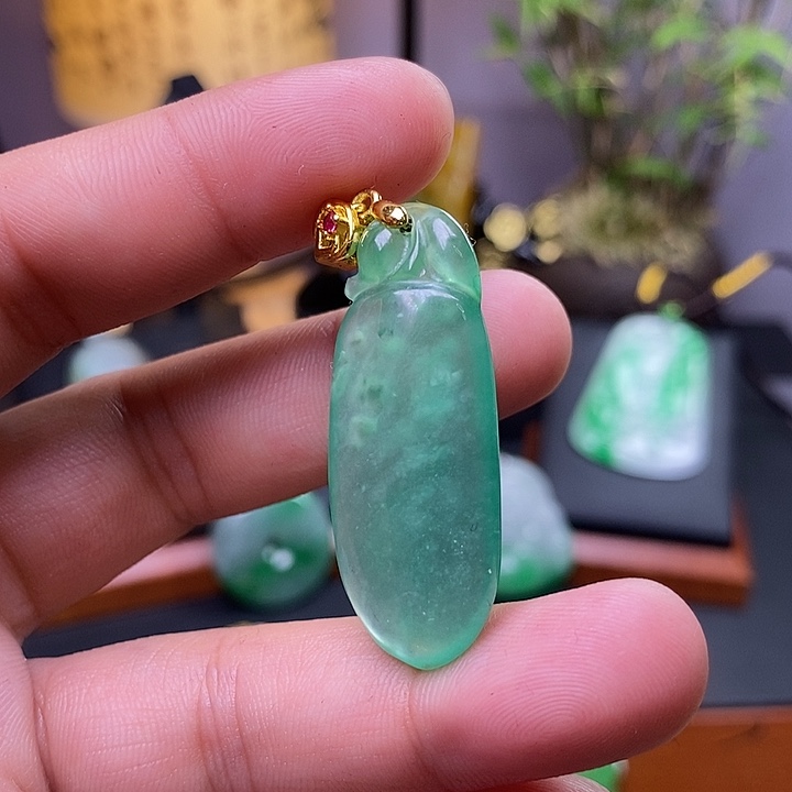 翡翠未镶嵌吊坠(赠链)