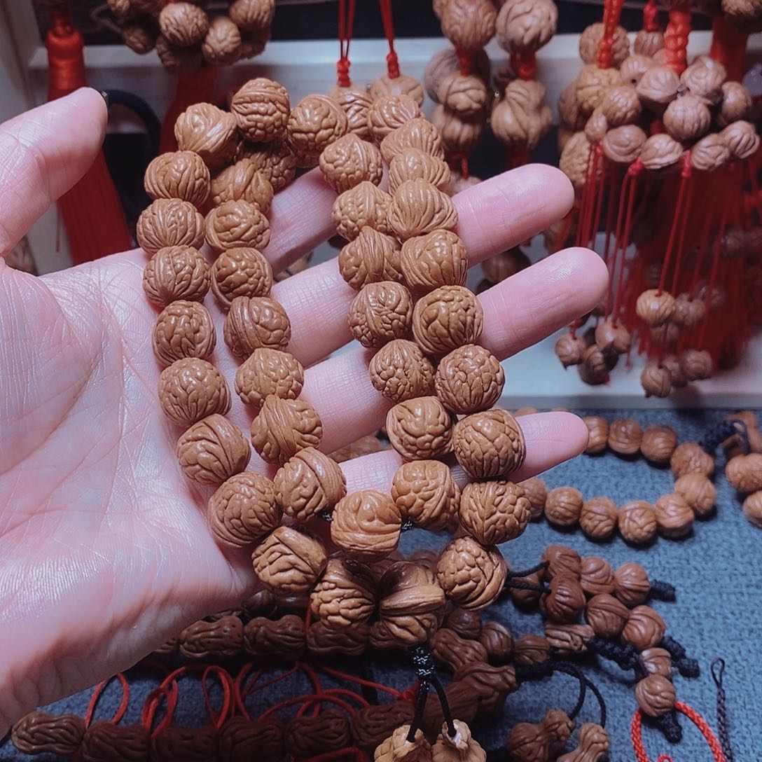 吊坠桃核桃枭手持