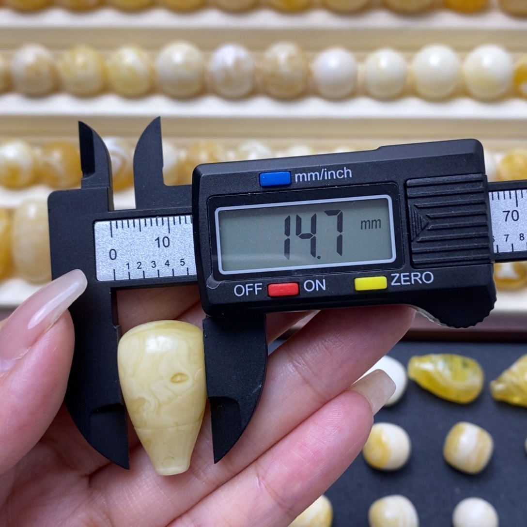 琥珀未镶嵌珠宝奇石。**z
