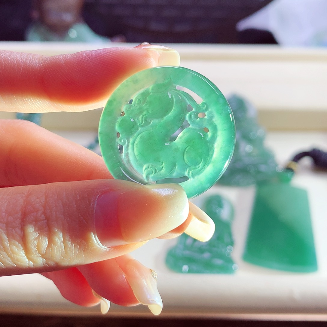 颈饰未镶嵌翡翠天然