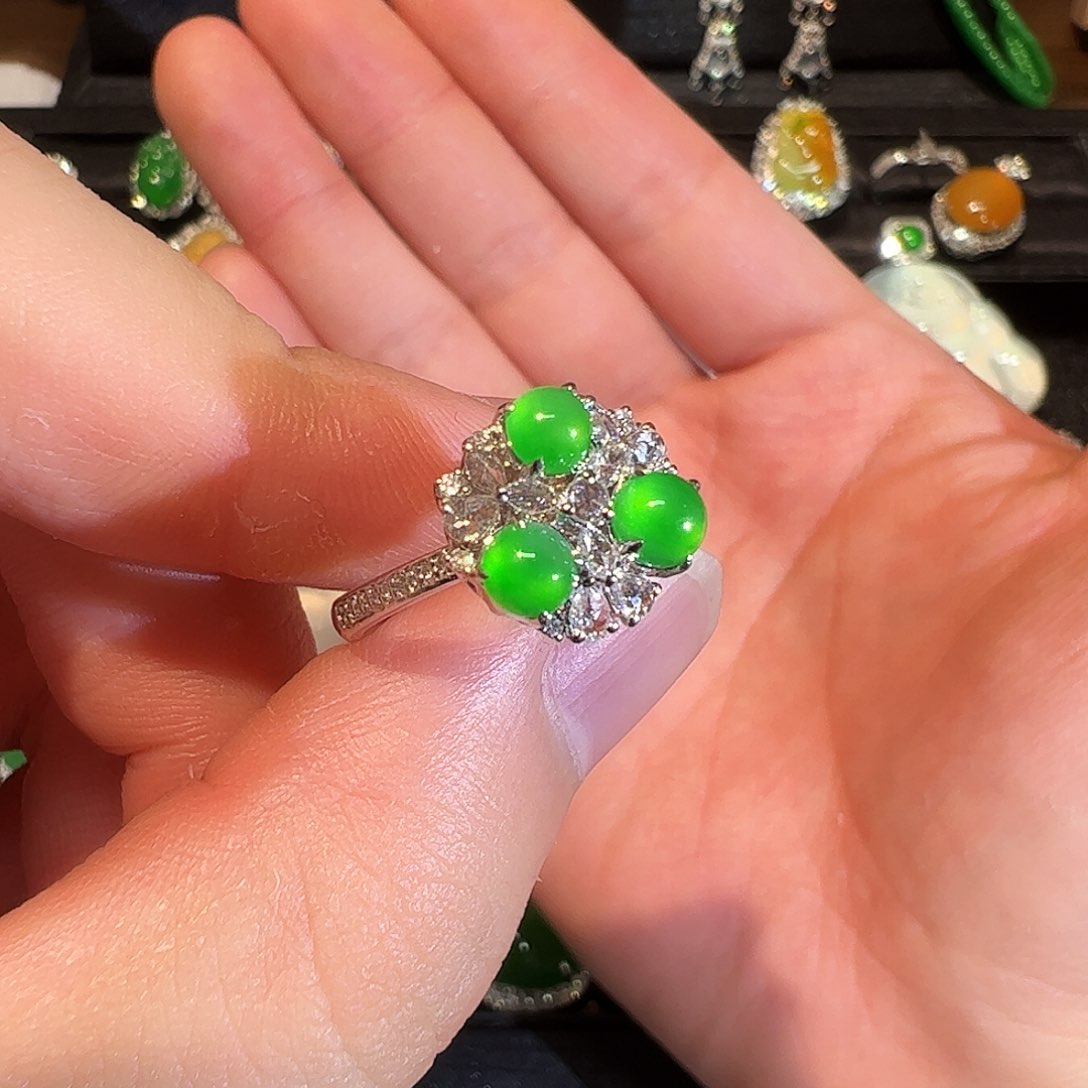 翡翠戒指18K金镶嵌蛋面